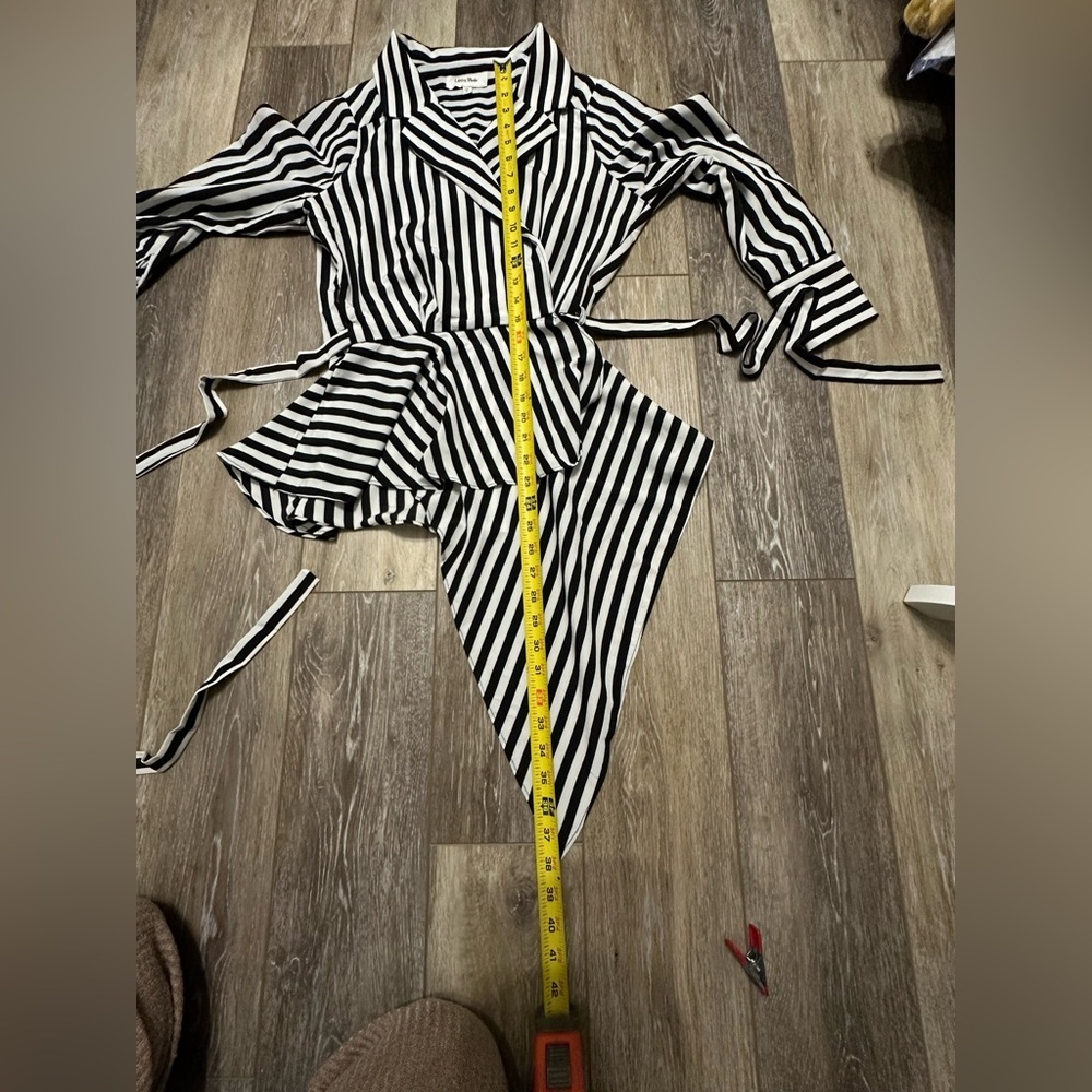 🛍️ Leo & Viola black and white striped unique wrap shirt excellent condition. - Picture 8 of 10